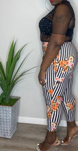 Load image into Gallery viewer, “Arabella” Floral Strip Leggings (3X)
